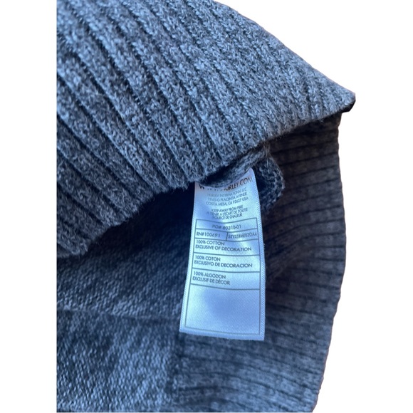 Hurley Grey V Neck Knit sweater in size M 100 percent cotton. - Picture 5 of 5